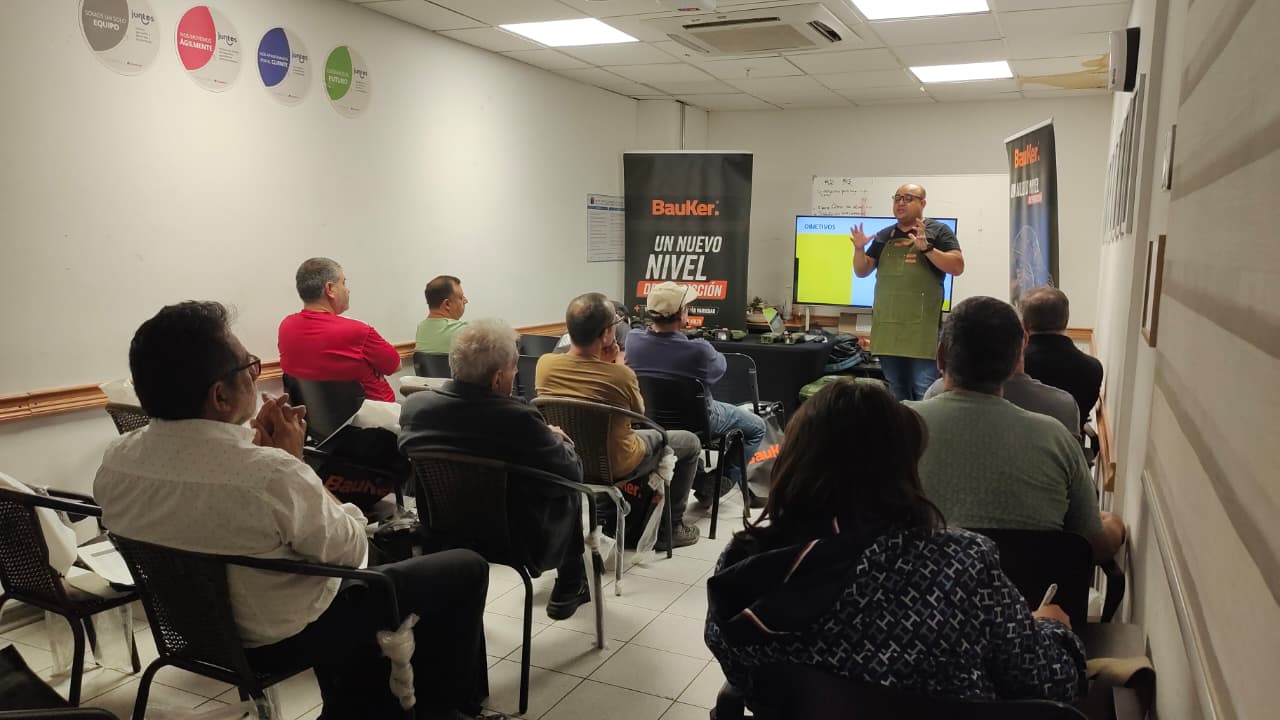 foto capacitaciión presencial sodimac