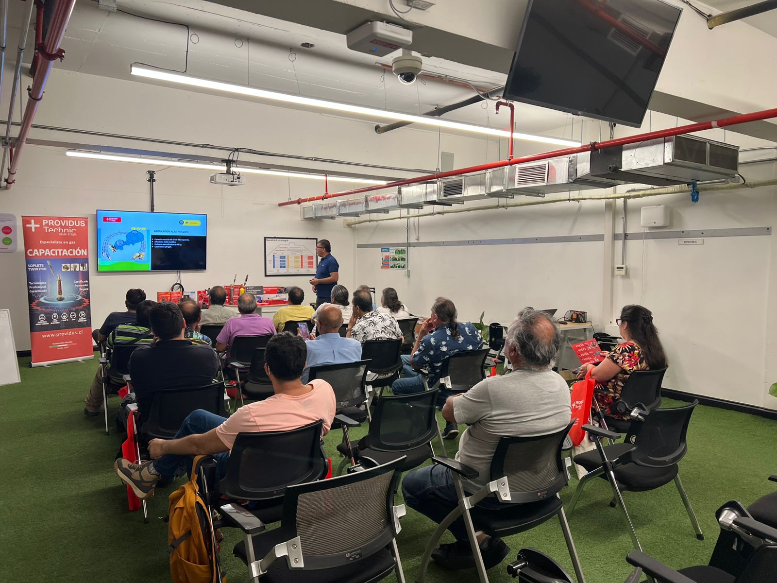 foto capacitaciión presencial sodimac