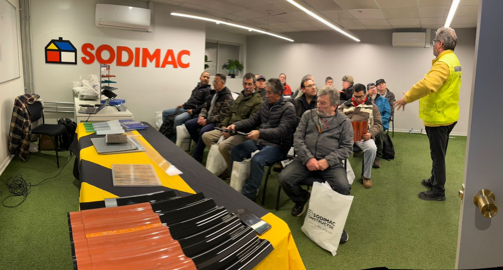 foto capacitaciión presencial sodimac