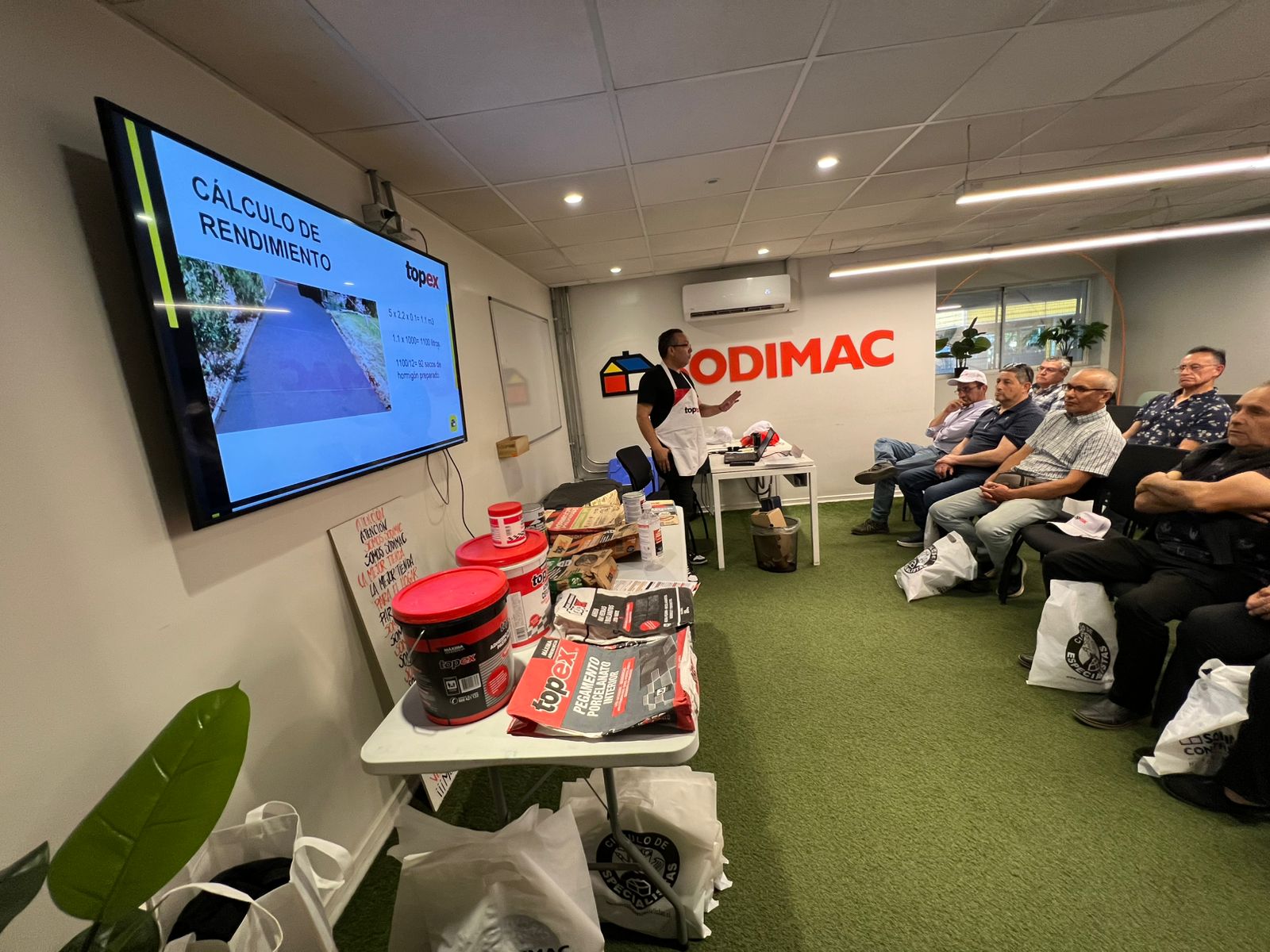 foto capacitaciión presencial sodimac