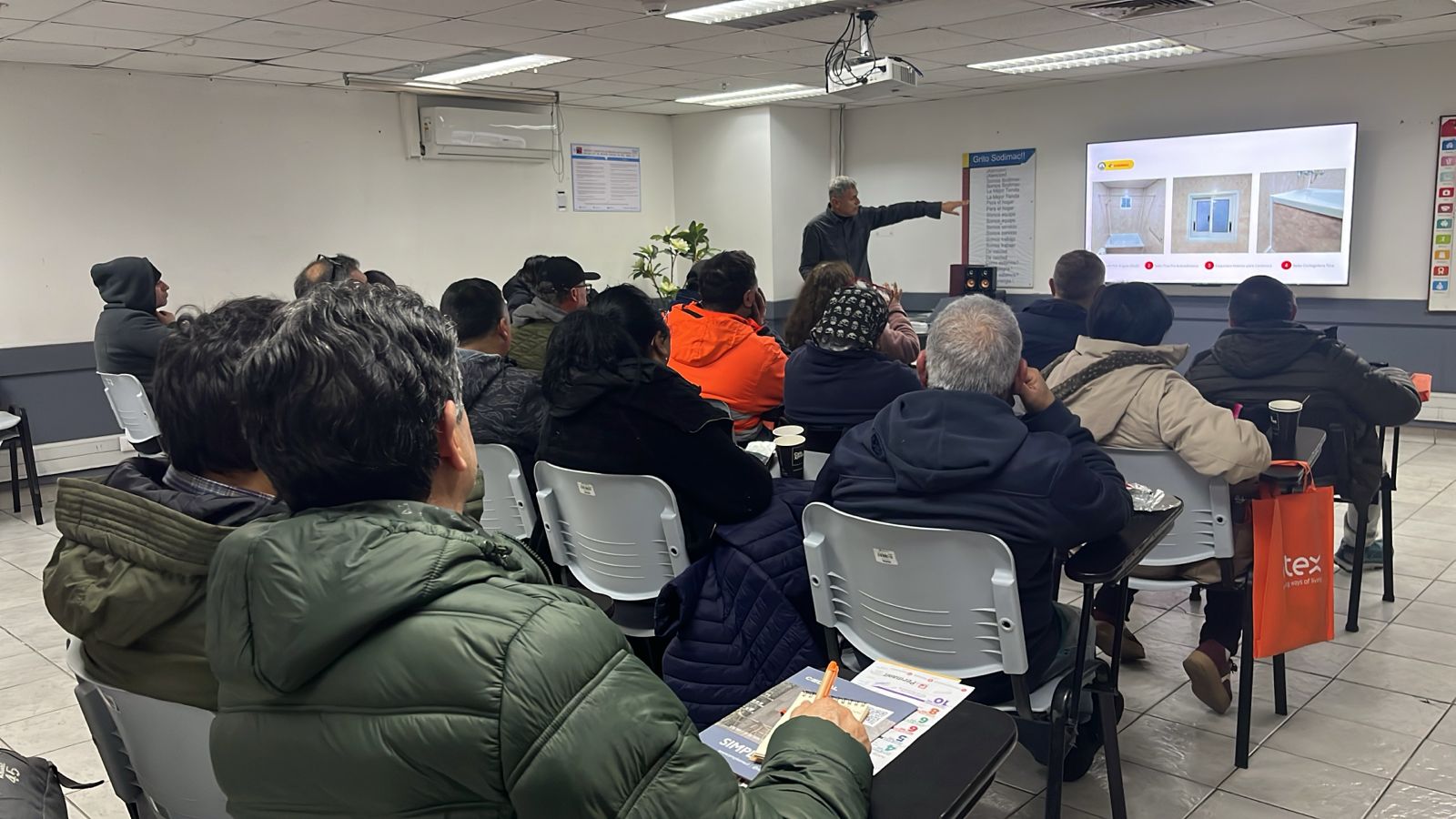 foto capacitaciión presencial sodimac