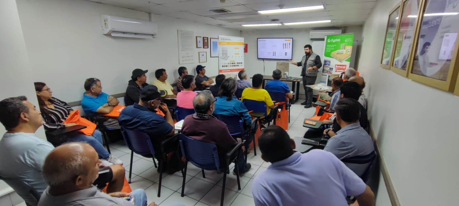 foto capacitaciión presencial sodimac