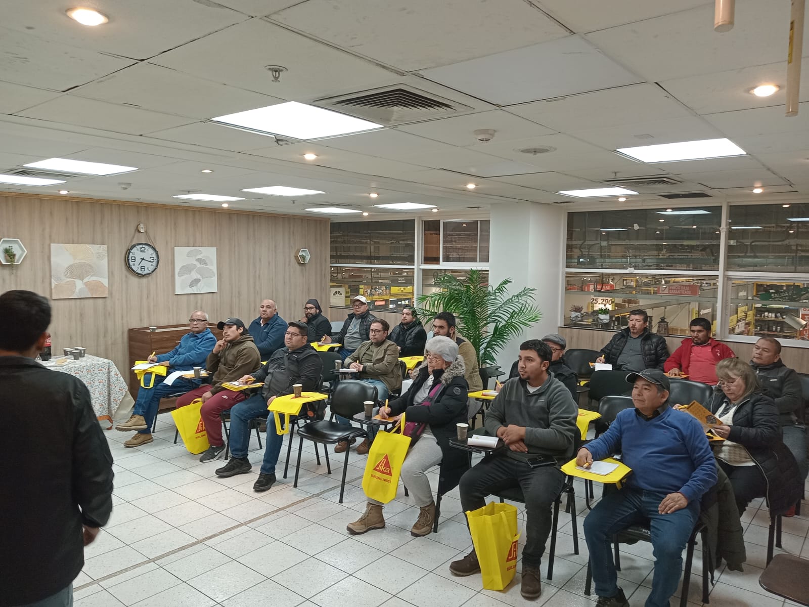 foto capacitaciión presencial sodimac