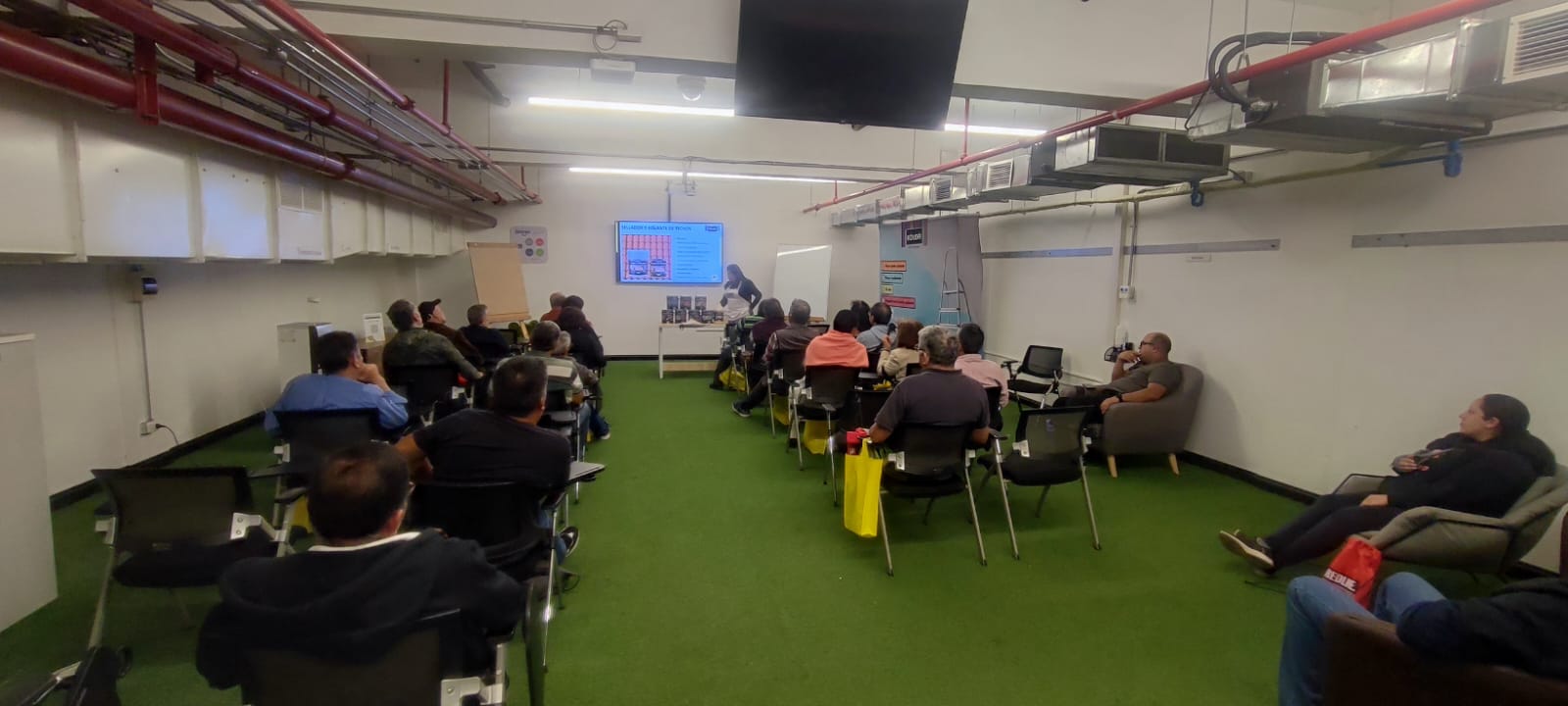 foto capacitaciión presencial sodimac