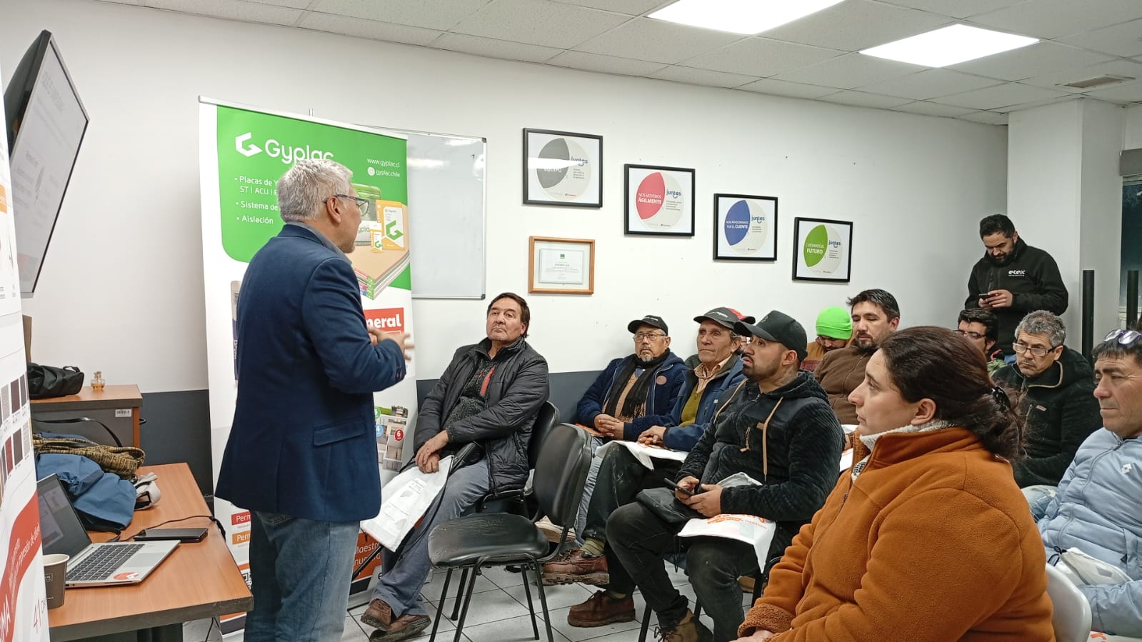 foto capacitaciión presencial sodimac