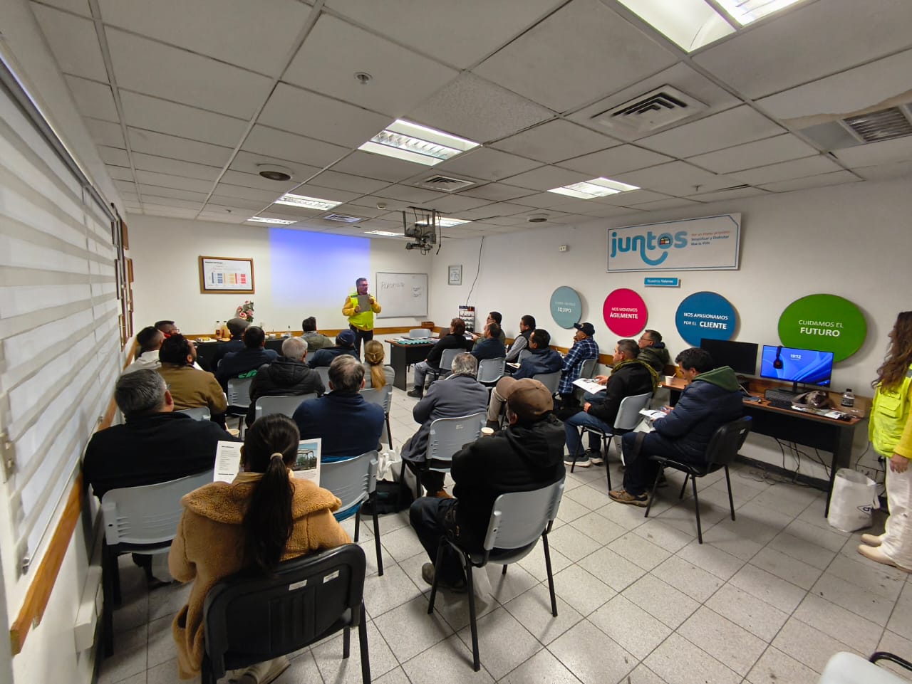 foto capacitaciión presencial sodimac