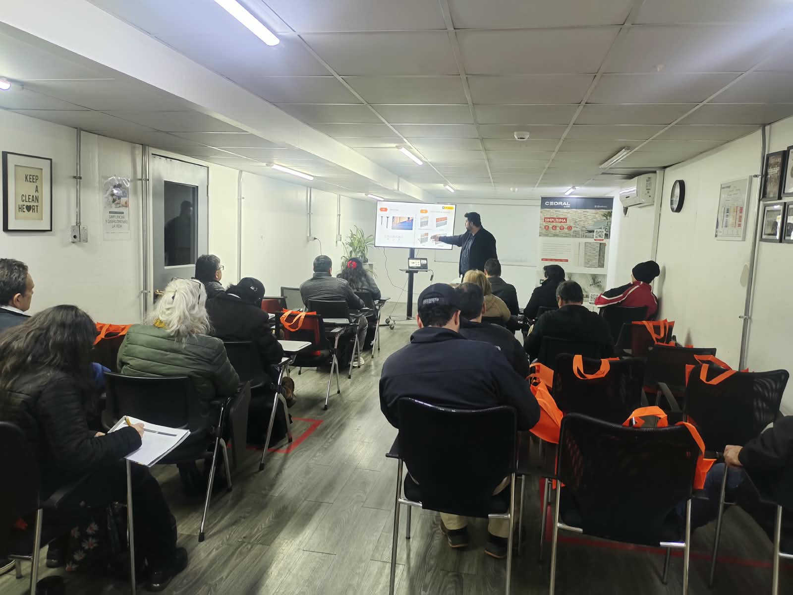 foto capacitaciión presencial sodimac