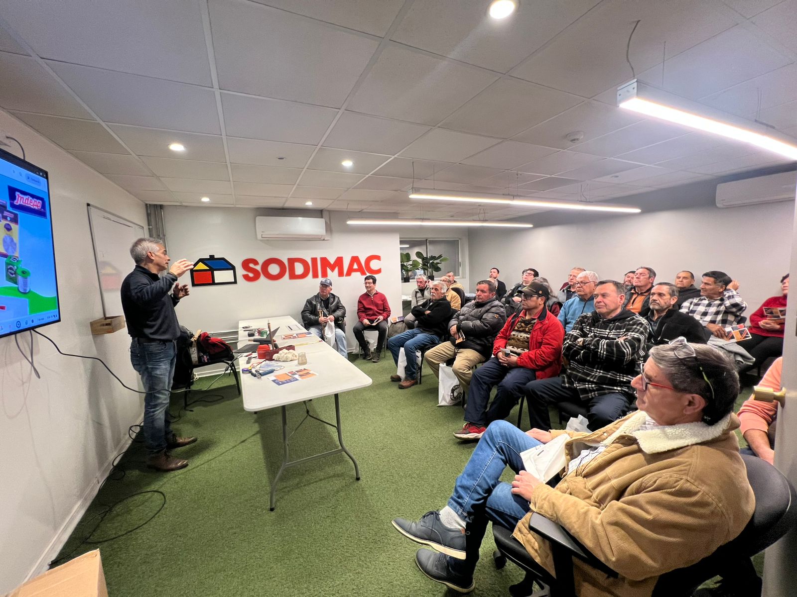 foto capacitaciión presencial sodimac