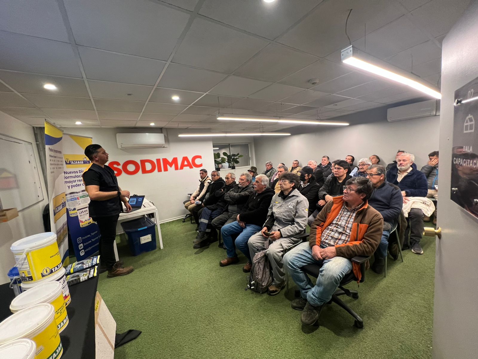 foto capacitaciión presencial sodimac