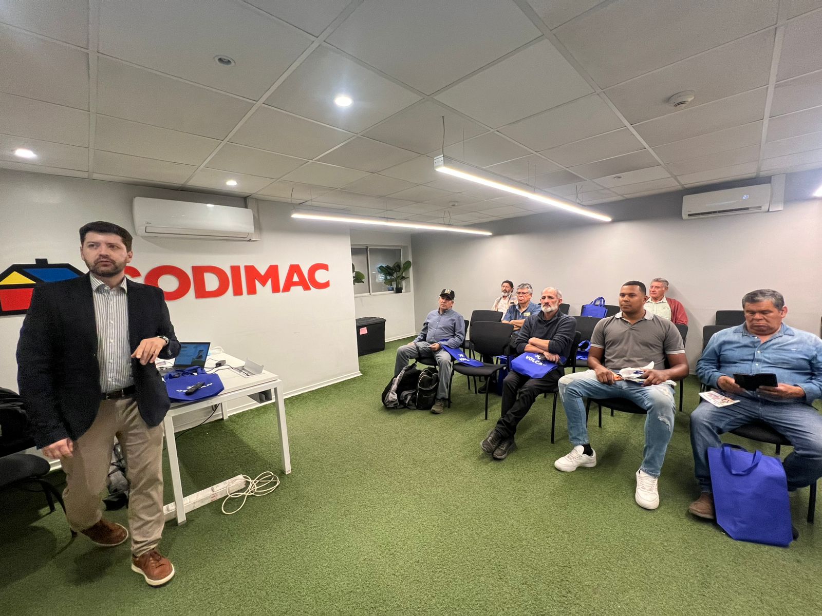 foto capacitaciión presencial sodimac