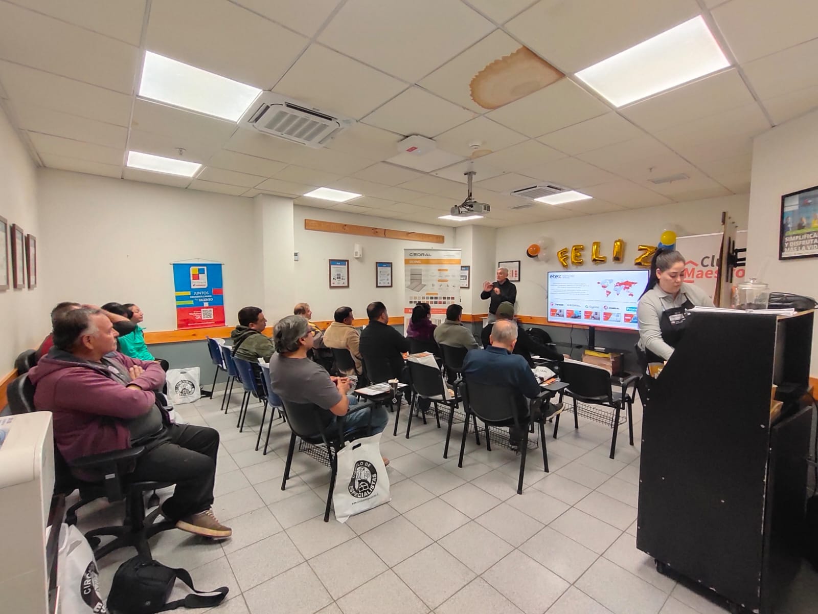 foto capacitaciión presencial sodimac