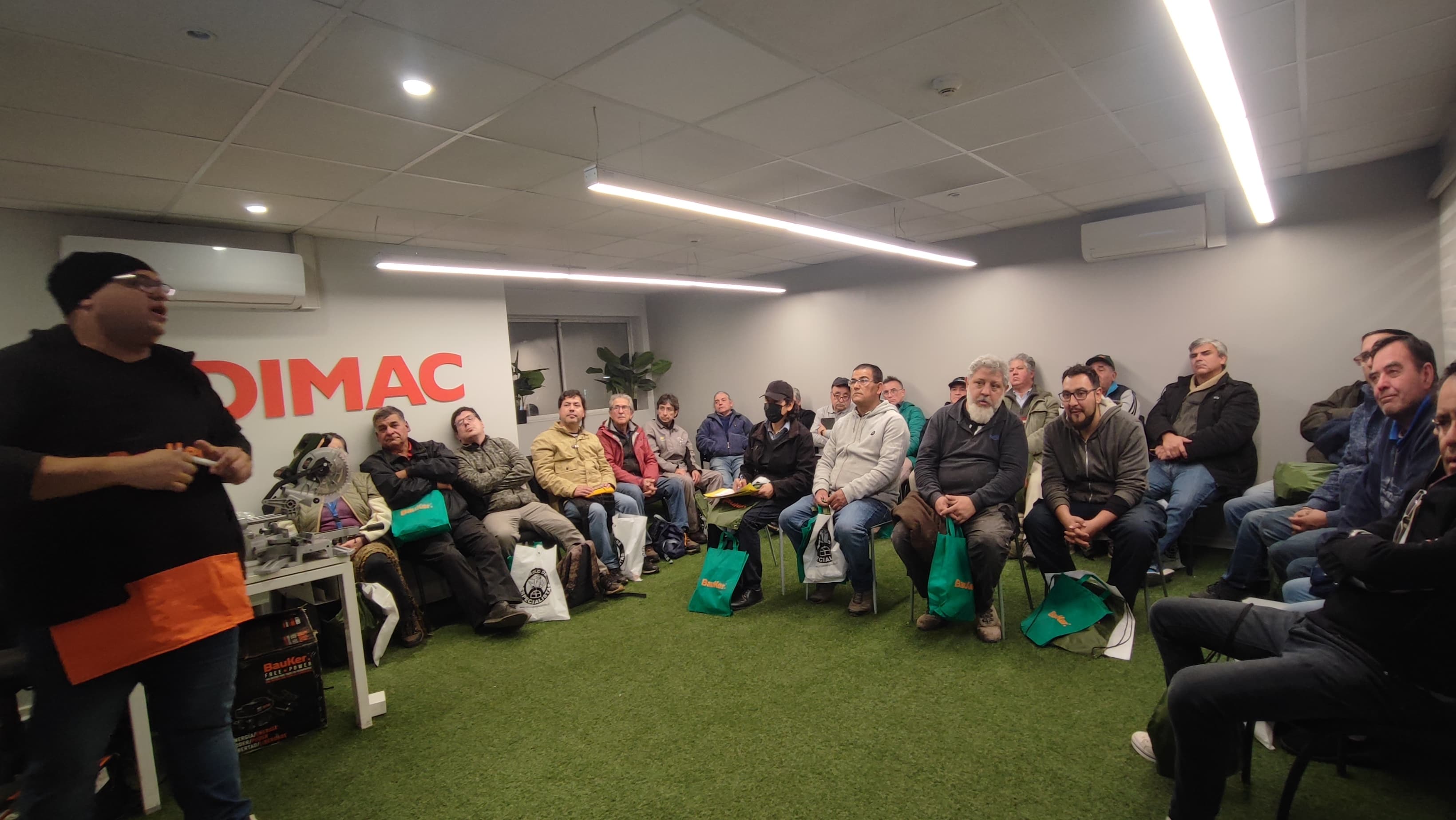 foto capacitaciión presencial sodimac