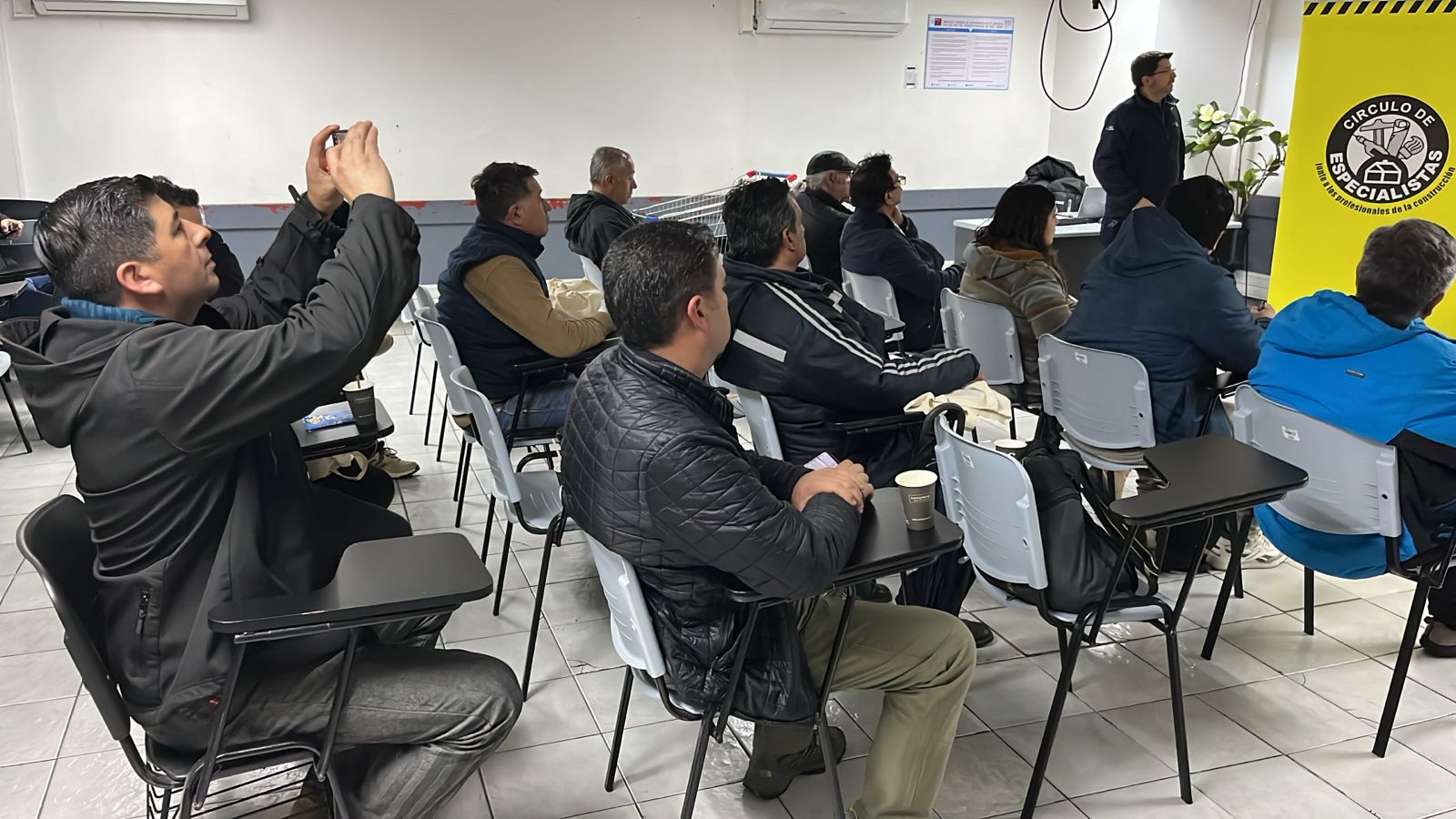 foto capacitaciión presencial sodimac