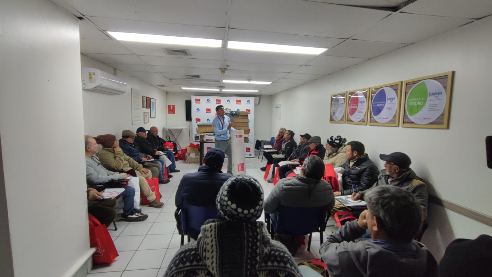 foto capacitaciión presencial sodimac