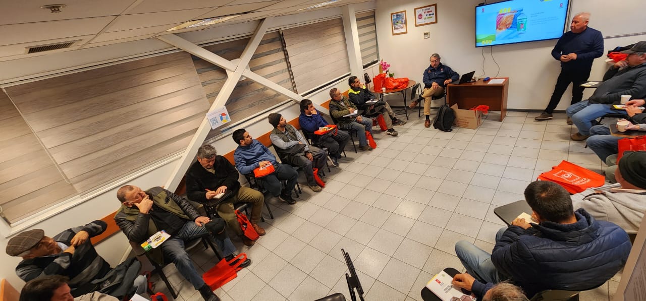 foto capacitaciión presencial sodimac