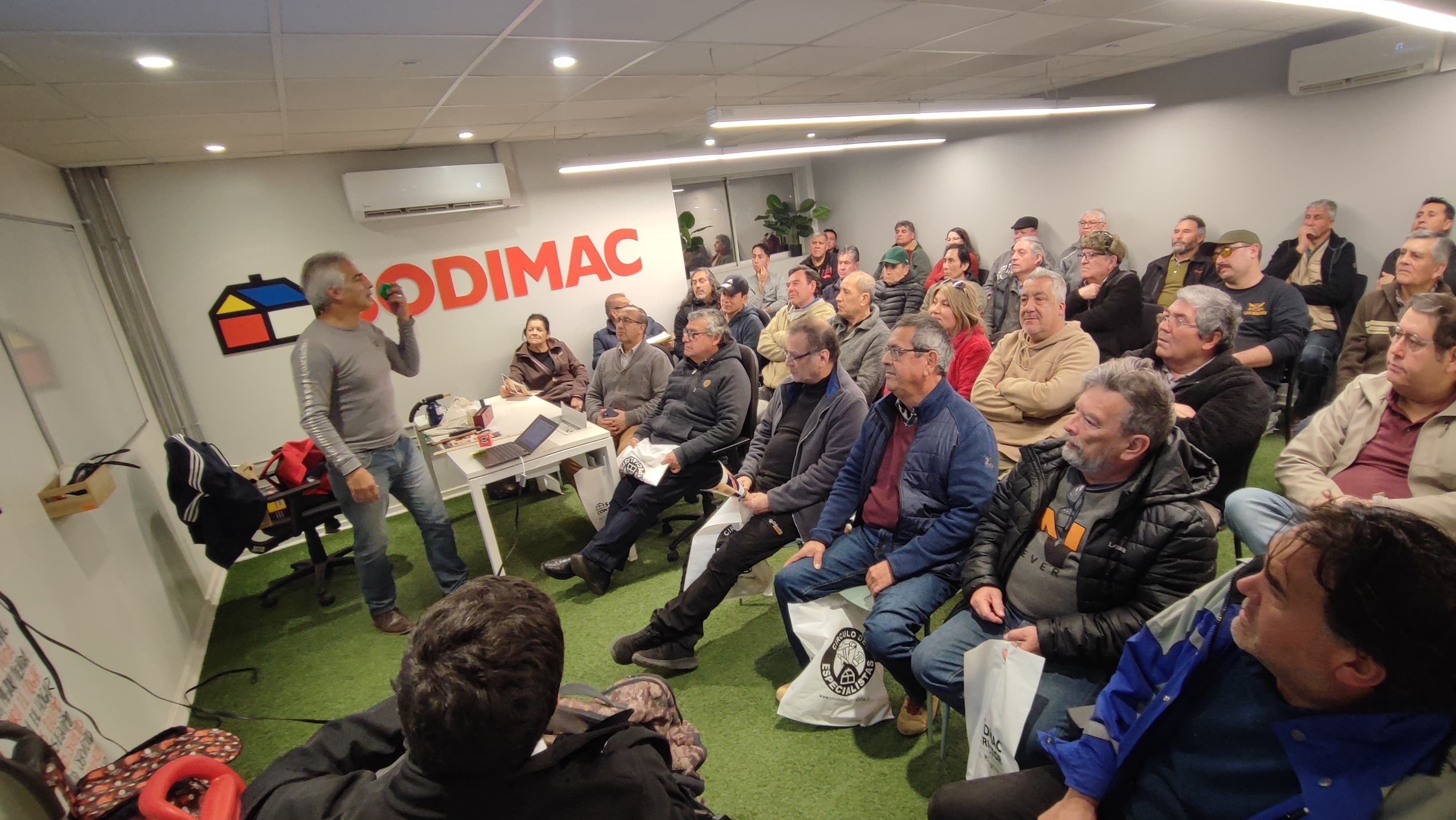 foto capacitaciión presencial sodimac